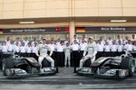 Foto zur News: Gruppenbild bei Mercedes GP