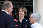 Foto zur News: Spaniens König Juan Carlos I., Sebastian Vettel (Red Bull) und Bernie Ecclestone (Formel-1-Chef)