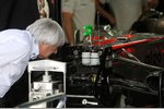 Foto zur News: Bernie Ecclestone (Formel-1-Chef) nimmt den McLaren unter die Lupe