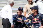 Foto zur News: Bernie Ecclestone (Formel-1-Chef), Sebastian Vettel (Red Bull) und Mark Webber (Red Bull)