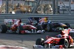 Foto zur News: Felipe Massa (Ferrari) geht an Sebastian Vettel (Red Bull) vorbei