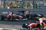 Foto zur News: Felipe Massa (Ferrari) geht an Sebastian Vettel (Red Bull) vorbei