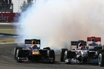 Foto zur News: Das Auto von Mark Webber (Red Bull) gibt Rauchzeichen