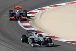 Foto zur News: Nico Rosberg (Mercedes) vor Lewis Hamilton (McLaren)