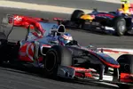 Foto zur News: Jenson Button (McLaren) vor Mark Webber (Red Bull)