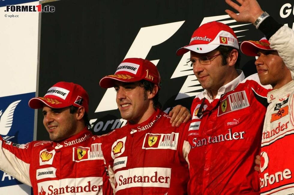 Foto zur News: Felipe Massa (Ferrari), Fernando Alonso (Ferrari), Stefano Domenicali (Teamchef) und Lewis Hamilton (McLaren)