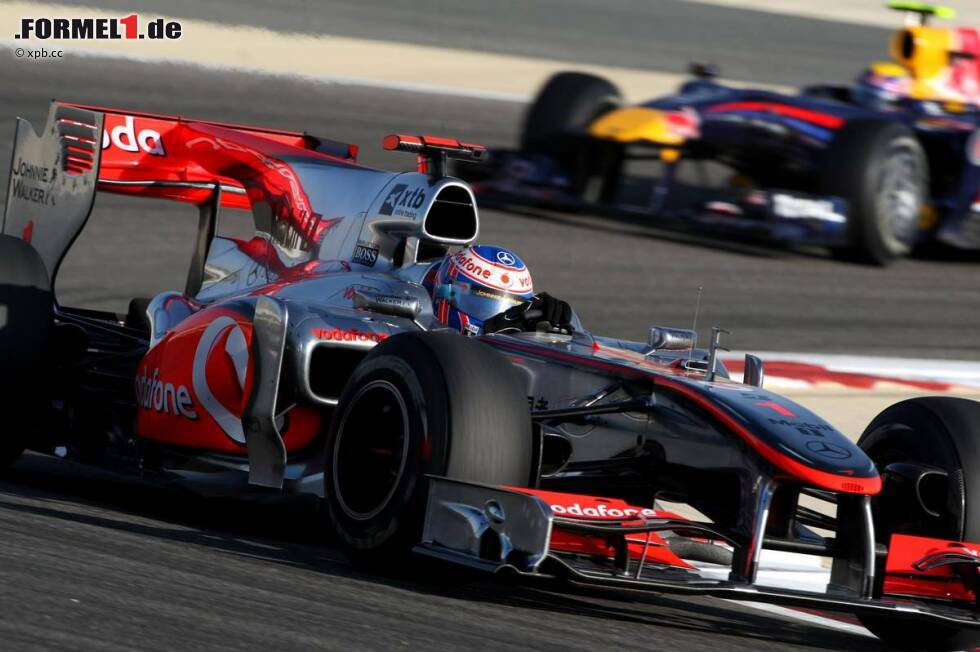 Foto zur News: Jenson Button (McLaren) vor Mark Webber (Red Bull)