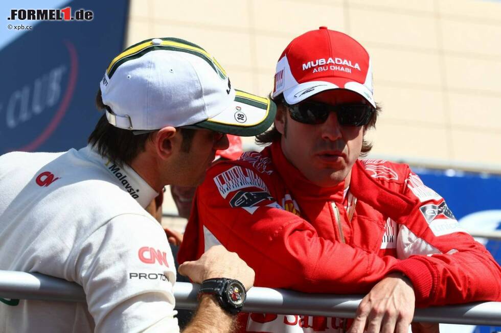 Foto zur News: Jarno Trulli (Lotus) und Fernando Alonso (Ferrari)