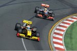 Foto zur News: Vitaly Petrov (Renault) und Lewis Hamilton (McLaren)
