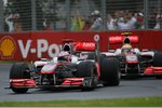 Foto zur News: Jenson Button (McLaren) vor Lewis Hamilton (McLaren)