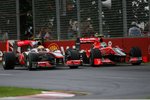 Foto zur News: Lewis Hamilton (McLaren) und Lucas di Grassi (Virgin)