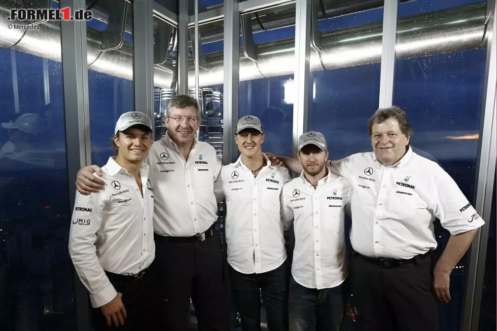 Nico Rosberg, Ross Brawn (Teamchef), Michael Schumacher, Nick Heidfeld und Norbert Haug (Mercedes-Motorsportchef) Foto zur News: Nico Rosberg, Ross Brawn (Teamchef), Michael Schumacher, Nick Heidfeld und Norbert Haug (Mercedes-Motorsportchef)