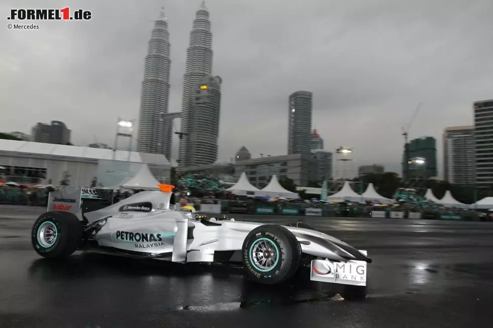 Foto zur News: Nico Rosberg im Regen von Kuala Lumpur