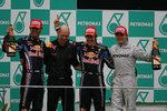 Foto zur News: Mark Webber (Red Bull), Adrian Newey (Technischer Direktor), Sebastian Vettel (Red Bull) und Nico Rosberg (Mercedes)