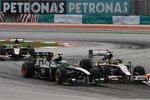 Foto zur News: Heikki Kovalainen (Lotus) und Bruno Senna (HRT)