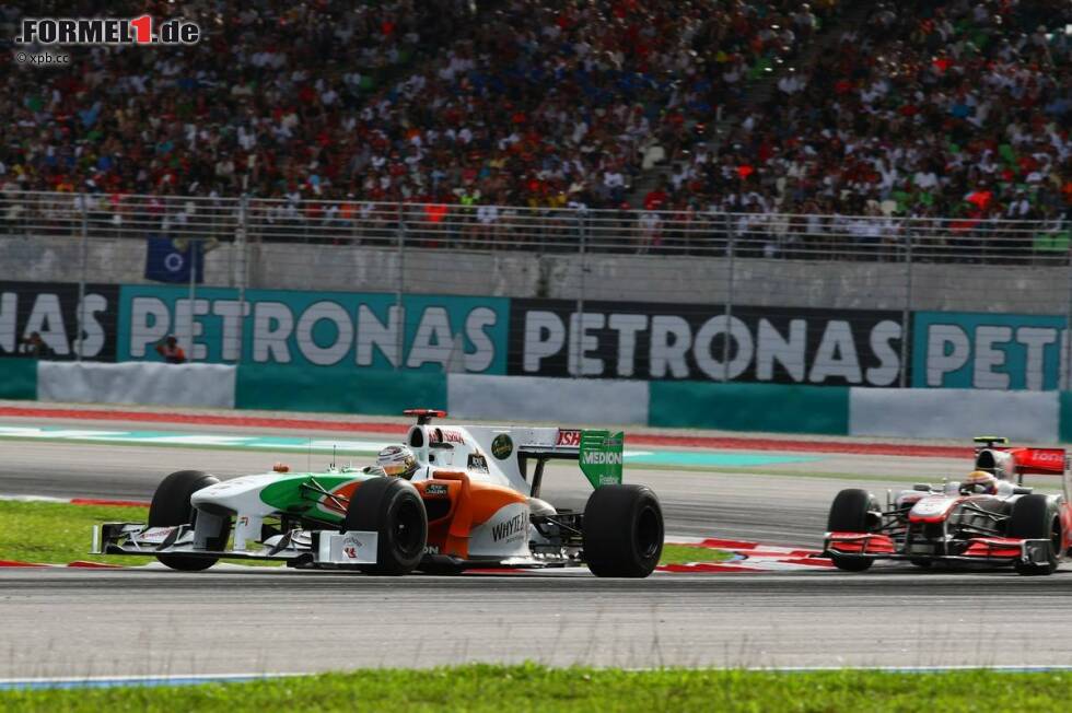 Foto zur News: Adrian Sutil (Force India) und Lewis Hamilton (McLaren)