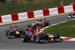 Foto zur News: Mark Webber (Red Bull) vor Sebastian Vettel (Red Bull)