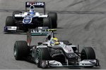 Foto zur News: Nico Rosberg (Mercedes) vor Rubens Barrichello (Williams)