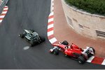 Foto zur News: Heikki Kovalainen (Lotus) vor Fernando Alonso (Ferrari)