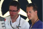 Foto zur News: Renningenieur Andrew Shovlin und Michael Schumacher (Mercedes)