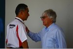 Foto zur News: Bernie Ecclestone (Formel-1-Chef) spricht mit Hiroshi Yasukawa (Motorsportdirektor Bridgestone)
