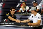 Foto zur News: Shakehands zwischen Mark Webber (Red Bull) und Michael Schumacher (Mercedes)