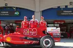 Foto zur News: Fernando Alonso (Ferrari), Stefano Domenicali (Teamchef) und Felipe Massa (Ferrari)