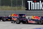 Foto zur News: Mark Webber (Red Bull) und Sebastian Vettel (Red Bull) kollidieren