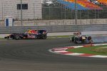 Foto zur News: Mark Webber (Red Bull) und Sebastian Vettel (Red Bull) kollidieren