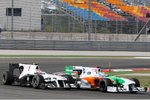 Foto zur News: Adrian Sutil (Force India) und Kamui Kobayashi (Sauber)