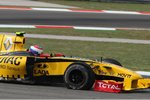 Foto zur News: Vitaly Petrov (Renault) mit plattem Reifen