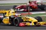 Foto zur News: Vitaly Petrov (Renault) vor Fernando Alonso (Ferrari)