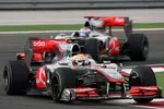 Foto zur News: Lewis Hamilton (McLaren) vor Jenson Button (McLaren)