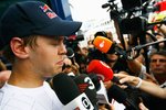 Foto zur News: Sebastian Vettel (Red Bull) stellt sich den Fragen