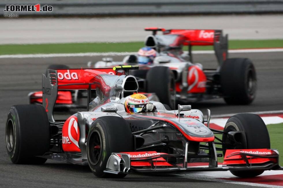 Foto zur News: Lewis Hamilton (McLaren) vor Jenson Button (McLaren)