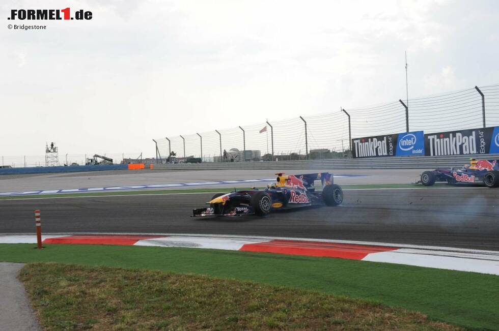Foto zur News: Sebastian Vettel und Mark Webber (Red Bull) kollidieren