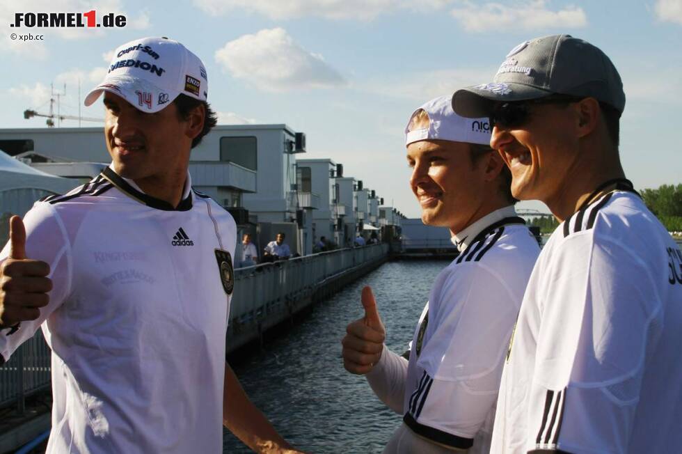 Foto zur News: Adrian Sutil (Force India), Nico Rosberg (Mercedes) und Michael Schumacher (Mercedes)