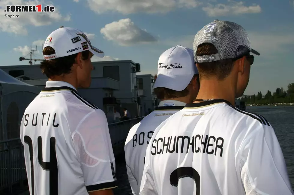 Adrian Sutil (Force India), Nico Rosberg (Mercedes) und Michael Schumacher (Mercedes) als Fußball-WM-Unterstützer Foto zur News: Adrian Sutil (Force India), Nico Rosberg (Mercedes) und Michael Schumacher (Mercedes) als Fußball-WM-Unterstützer