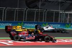 Foto zur News: Jaime Alguersuari (Toro Rosso) neben der Strecke, Vitaly Petrov (Renault) und Michael Schumacher (Mercedes) fahren richtig