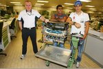 Foto zur News: Mark Gallagher von Cosworth, Karun Chandhok und Bruno Senna (HRT)