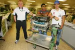 Foto zur News: Mark Gallagher von Cosworth, Karun Chandhok und Bruno Senna (HRT)