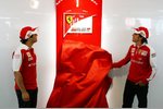 Foto zur News: Felipe Massa und Fernando Alonso (Ferrari) enthüllen neues Logo von Ferrari