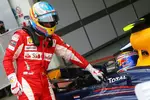 Foto zur News: Fernando Alonso (Ferrari) und Mark Webber (Red Bull)