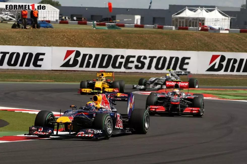 Foto zur News: Mark Webber (Red Bull) und Lewis Hamilton (McLaren)
