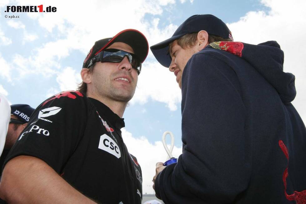 Foto zur News: Timo Glock (Virgin) und Sebastian Vettel (Red Bull)