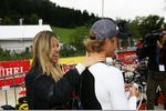 Gallerie: Freundin Vivian Sibold reibt Nico Rosberg (Mercedes) mit Vaseline ein
