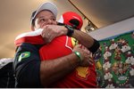 Gallerie: Felipe Massa (Ferrari) gratuliert Rubens Barrichello (Williams) zum 300. Grand Prix