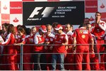 Foto zur News: Felipe Massa (Ferrari) Fernando Alonso (Ferrari) Stefano Domenicali (Teamchef)