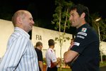Foto zur News: Adrian Newey (Technischer Direktor) und Mark Webber (Red Bull)