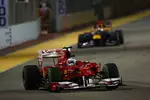 Foto zur News: Fernando Alonso (Ferrari) vor Sebastian Vettel (Red Bull)